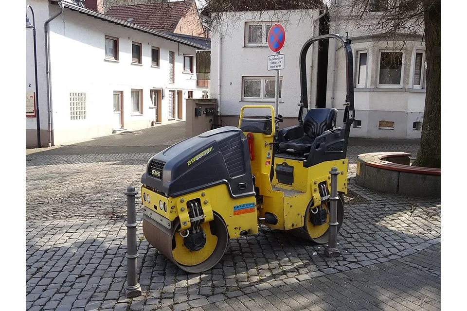 Ride-on tandem roller 1.5 t (80 cm) — photo of a BOMAG BW 80 AD-5