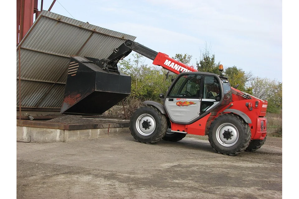 Telehandler 7 m — photo of a Manitou MT732