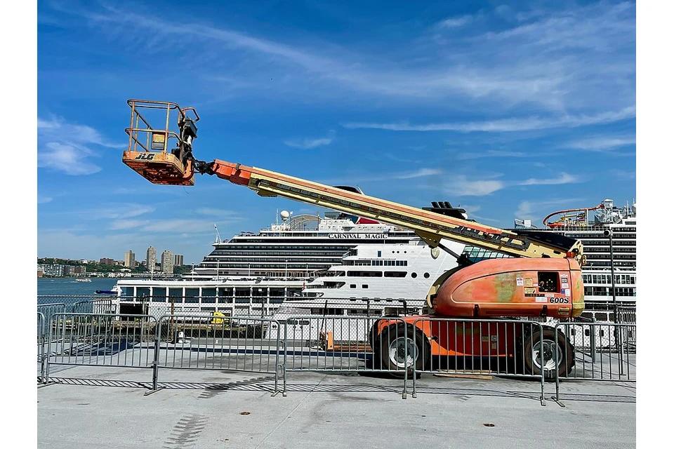 Telescopic boom lift 20 m (60 ft) — photo of a JLG 600S