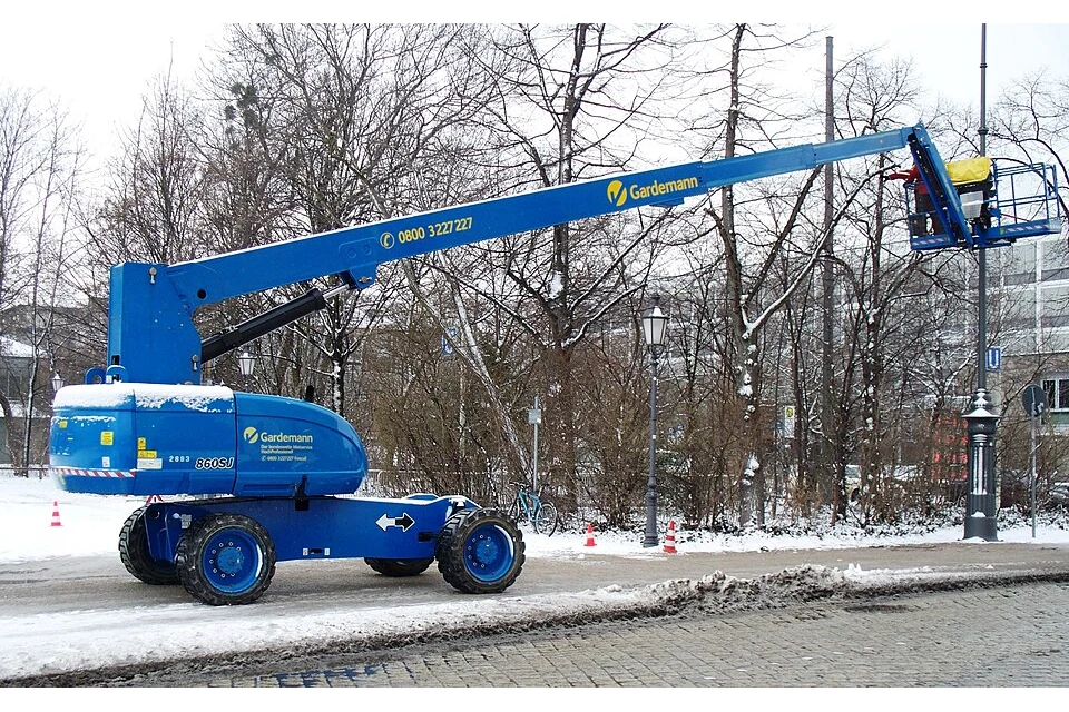 Telescopic boom lift 28 m (85 ft) — photo of a JLG 860SJ