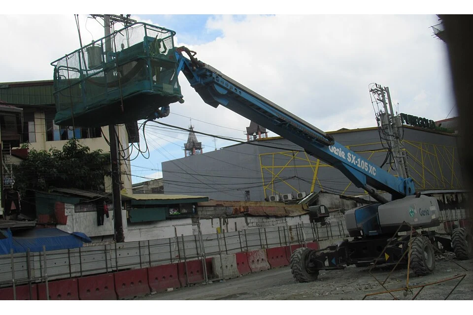 Telescopic boom lift 34 m (105 ft) — photo of a Genie SX-105 XC