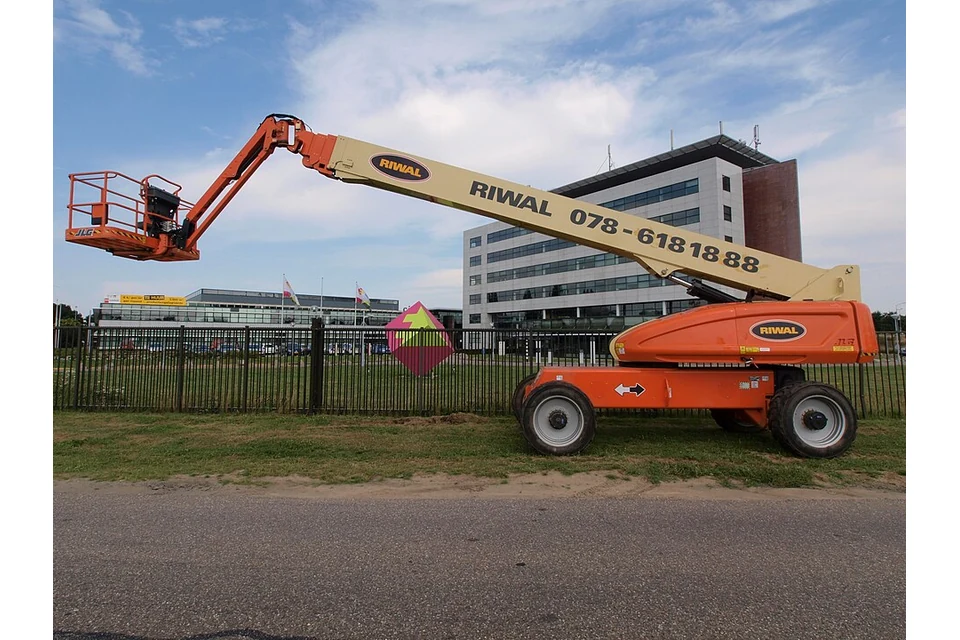 Telescopic boom lift 40 m (125 ft) — photo of a JLG 1200SJP