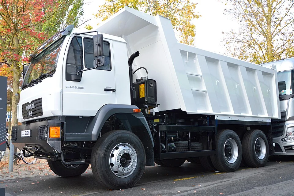 Tipper lorry 3-axle (up to 26 t) — photo of a MAN CLA 26.280 6×4