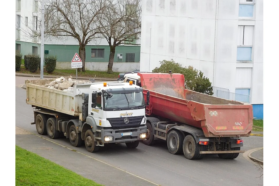 Tipper lorry 4-axle (up to 32 t) — photo of a Mercedes-Benz Axor 3240