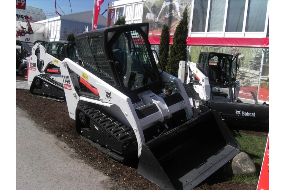 Tracked skid steer 600 kg — photo of a Bobcat T140