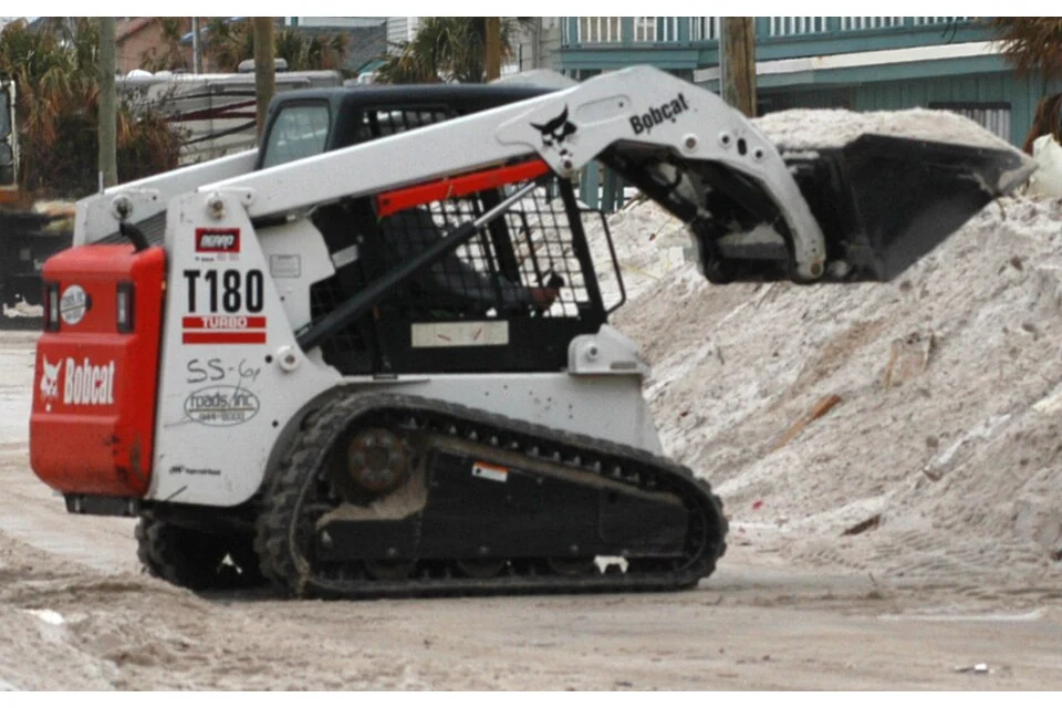 Tracked skid steer 800 kg — photo of a Bobcat T180