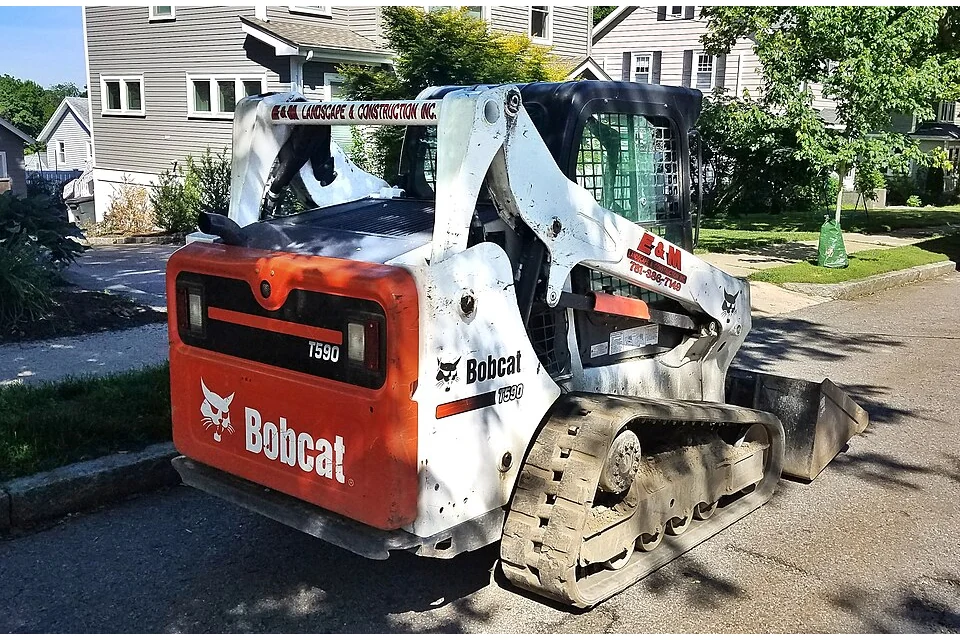 Tracked skid steer 1,000 kg — photo of a Bobcat T590