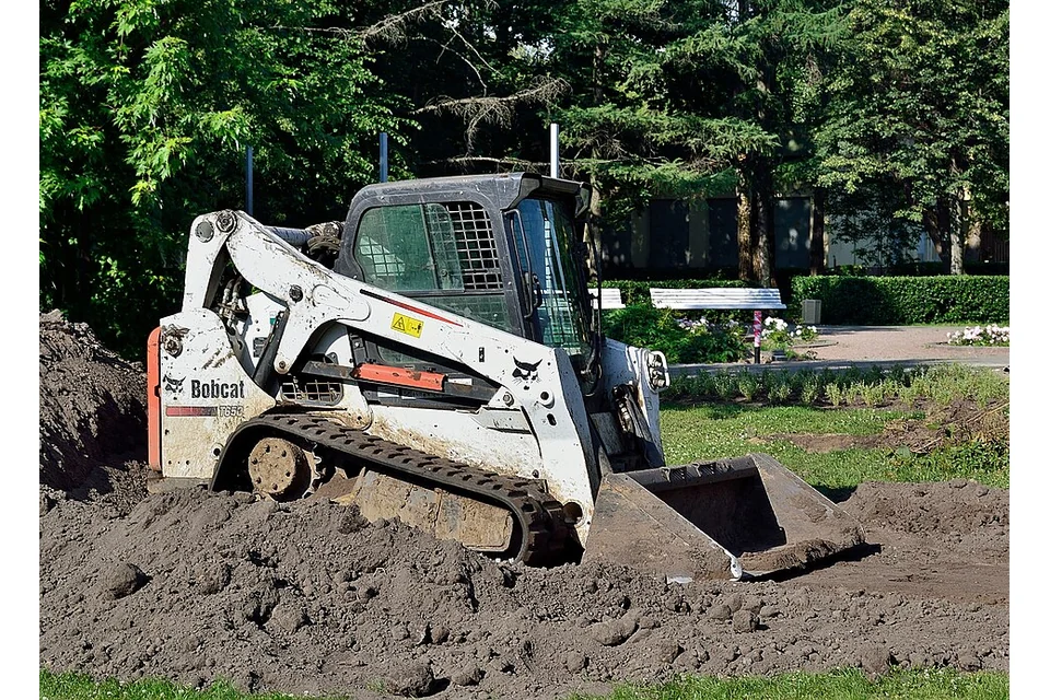 Tracked skid steer 1,200 kg — photo of a Bobcat T650