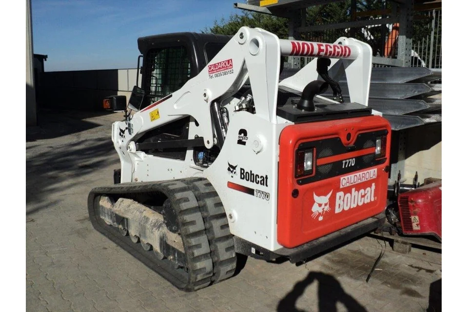 Tracked skid steer 1,500 kg and over — photo of a Bobcat T770