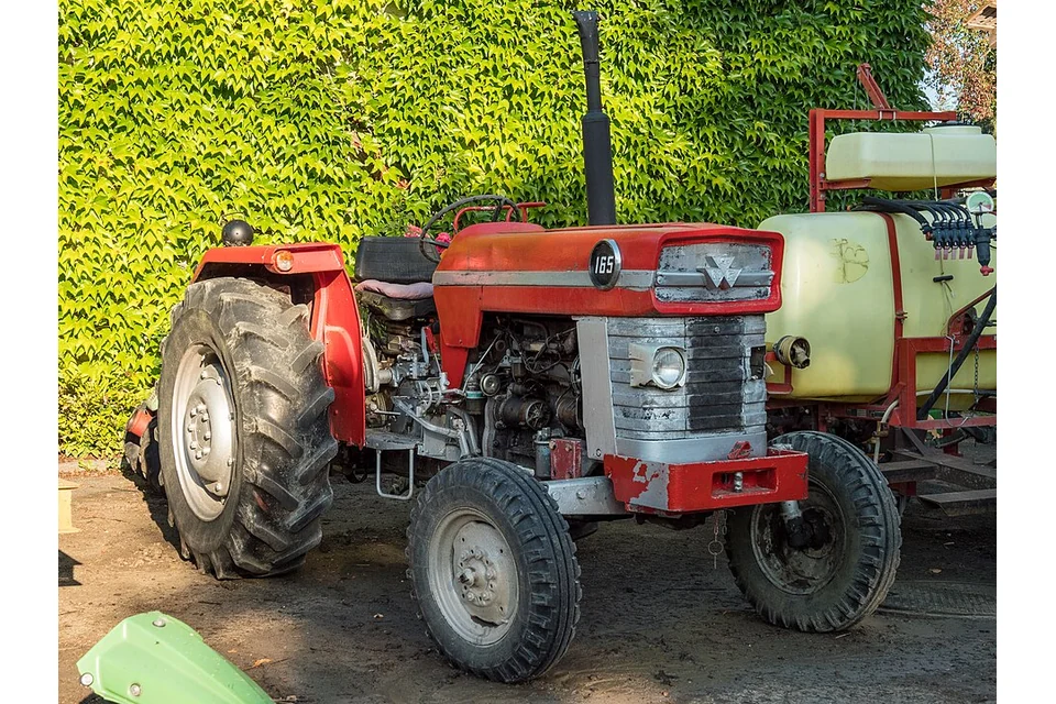 Tractor 60 hp — photo of a Massey Ferguson 165