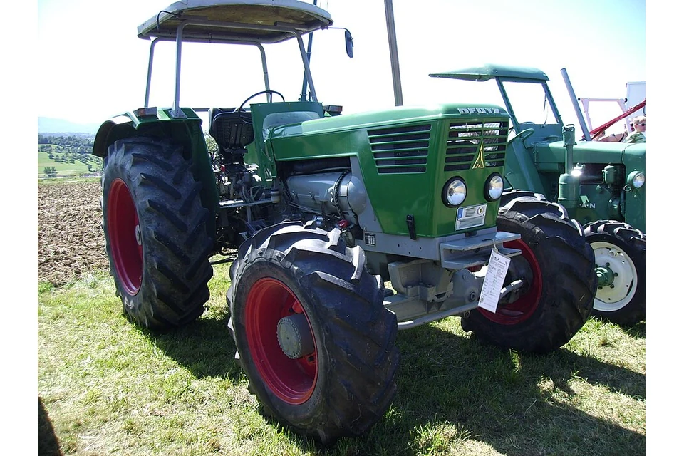 Tractor 100 hp — photo of a Deutz D10006