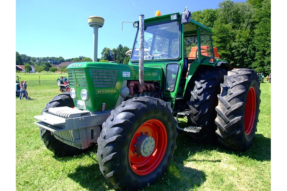 Tractor 120 to 150 hp — photo of a Deutz D13006 A-S
