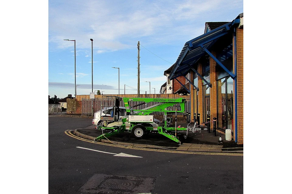 Trailer-mounted cherry picker 12 m — photo of a Niftylift 120T