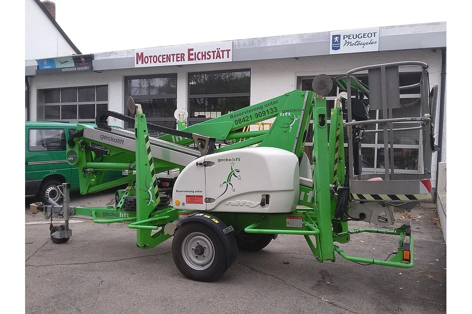 Trailer-mounted cherry picker 15 m — photo of a Niftylift 150T