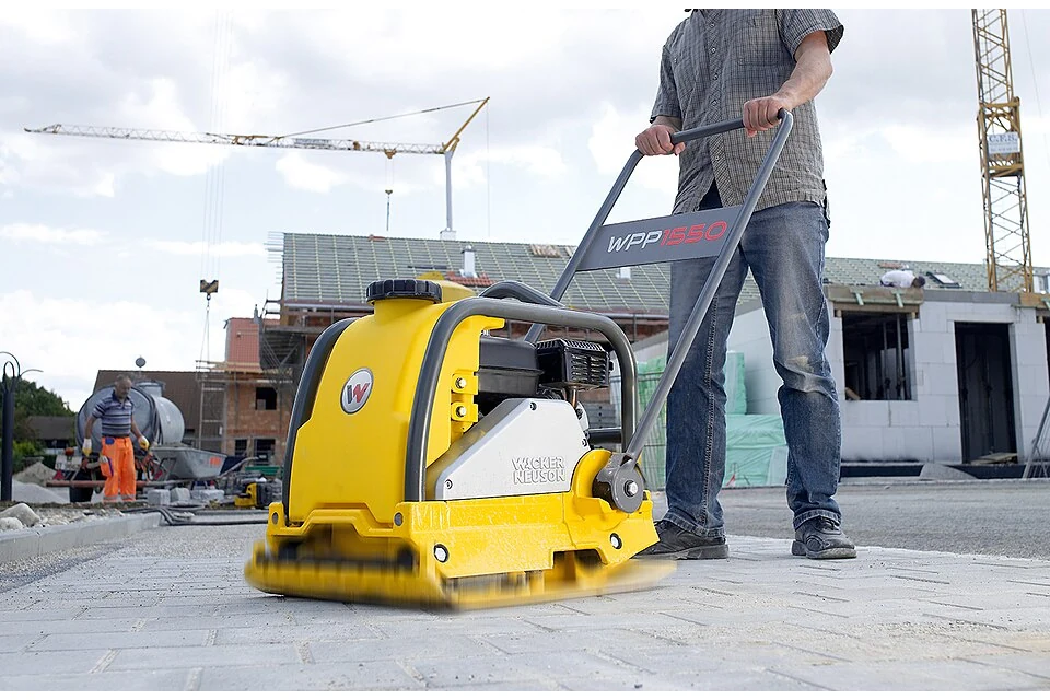 Wacker plate (plate compactor) 90 kg — photo of a Wacker Neuson WPP1550Aw