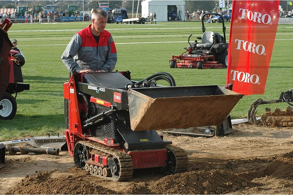 Walk-behind mini loader 250 kg — photo of a Toro Dingo TX420