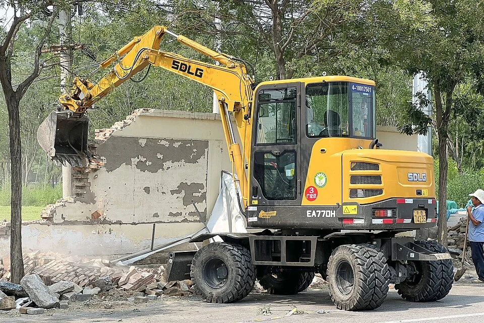 Wheeled excavator 6 to 10 t (compact) — photo of a SDLG EA770H