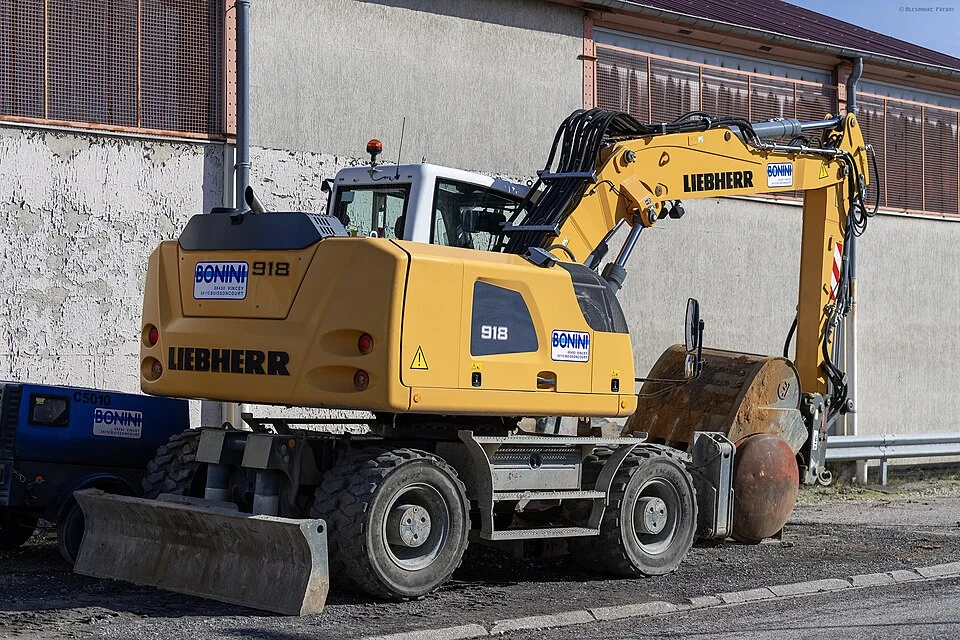 Wheeled excavator 18 to 22 t — photo of a Liebherr A 918 Compact