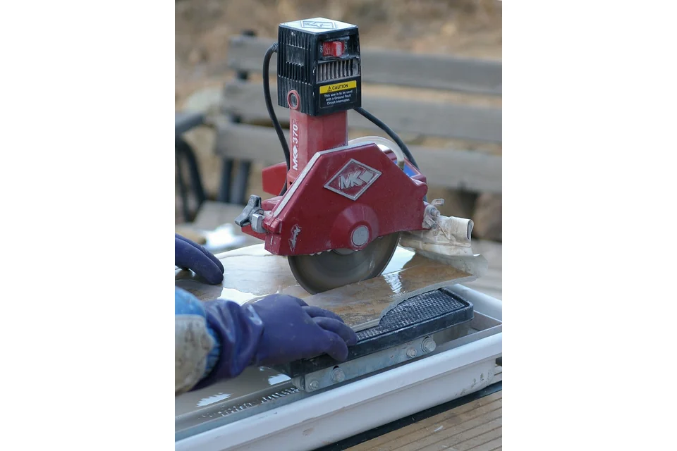 Masonry & tile bench saw, example machine