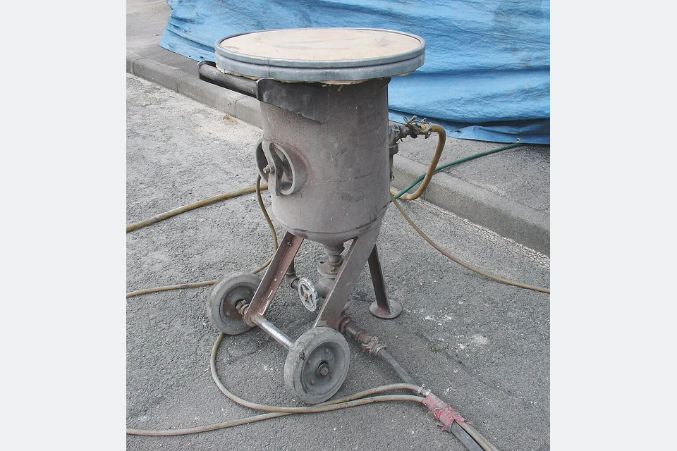 Grit blaster (sandblaster), example machine