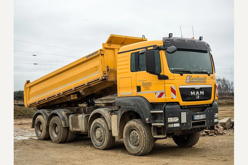 Tipper lorry, example machine
